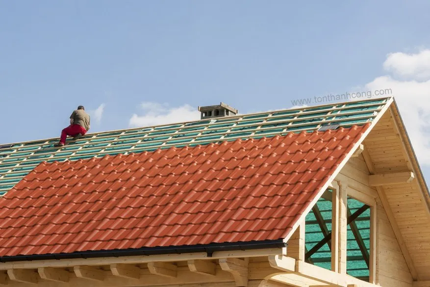 Thi công ngói nhựa PVC: Hướng dẫn chi tiết để tạo mái nhà bền đẹp 3 Nhân viên kỹ thuật đang thi công ngói nhựa PVC ASA