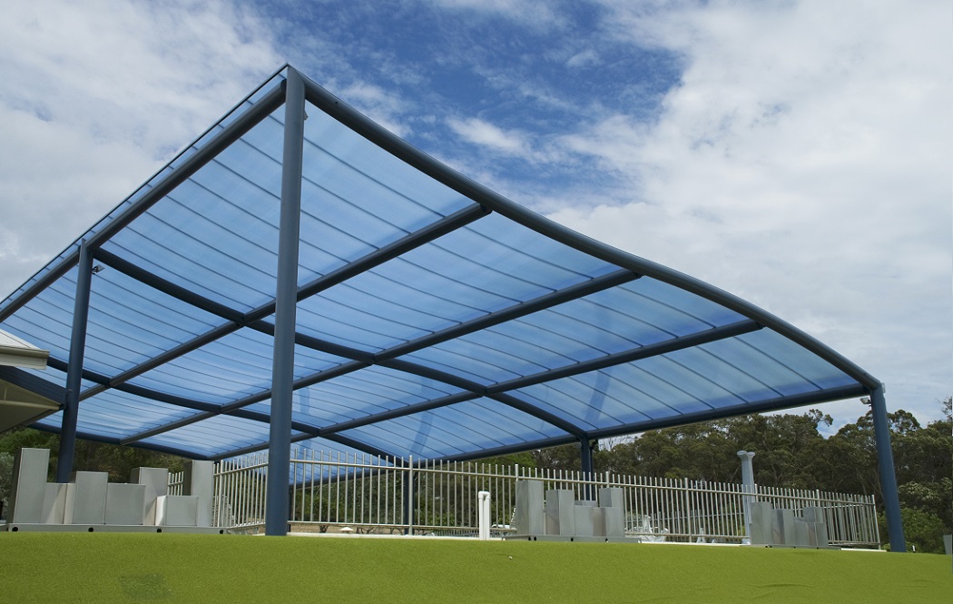 Tấm lợp lấy sáng Polycarbonate giúp che nắng hiệu quả