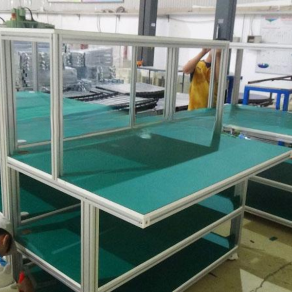 Tấm nhựa PVC Phát Lộc làm bàn thao tác nhà xưởng (1)