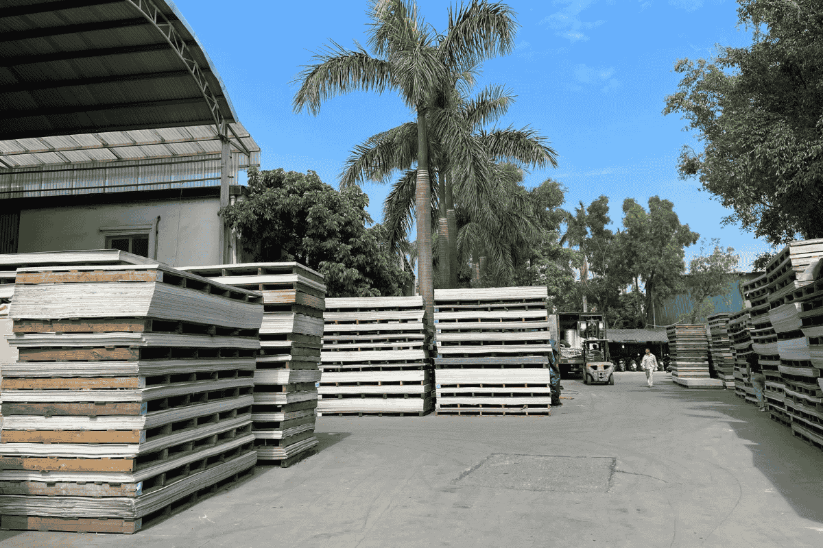 Tam nhua PVC lam bon chua hoa chat