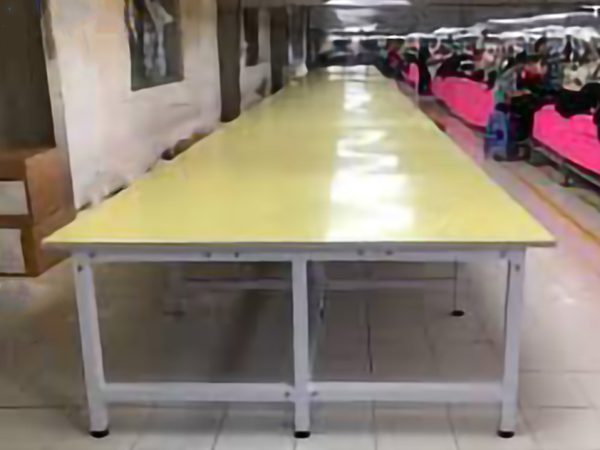 Bàn thao tác bằng nhựa PVC không bị hư hại khi tiếp xúc với các chất hóa học