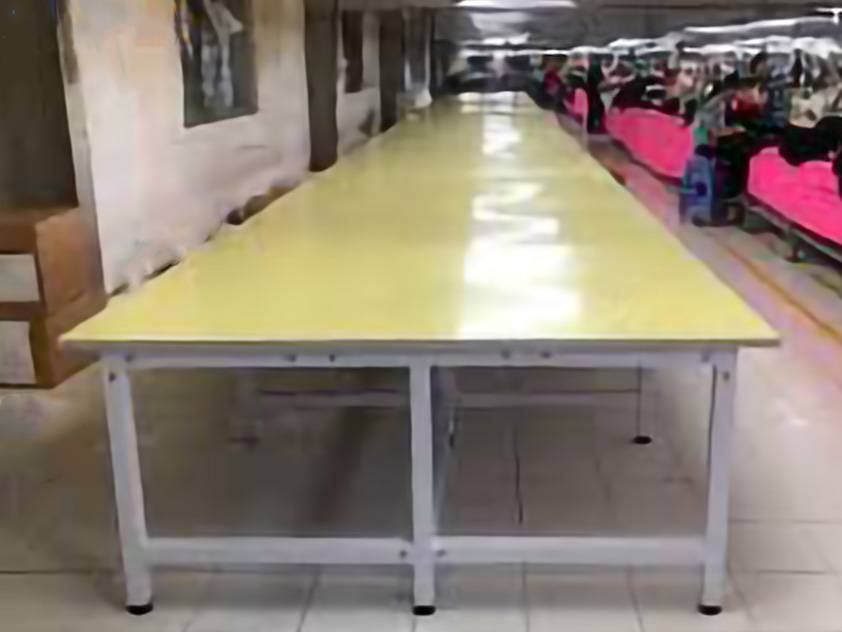 Tấm nhựa PVC Phát Lộc làm bàn thao tác nhà xưởng 5 Bàn thao tác bằng nhựa PVC không bị hư hại khi tiếp xúc với các chất hóa học