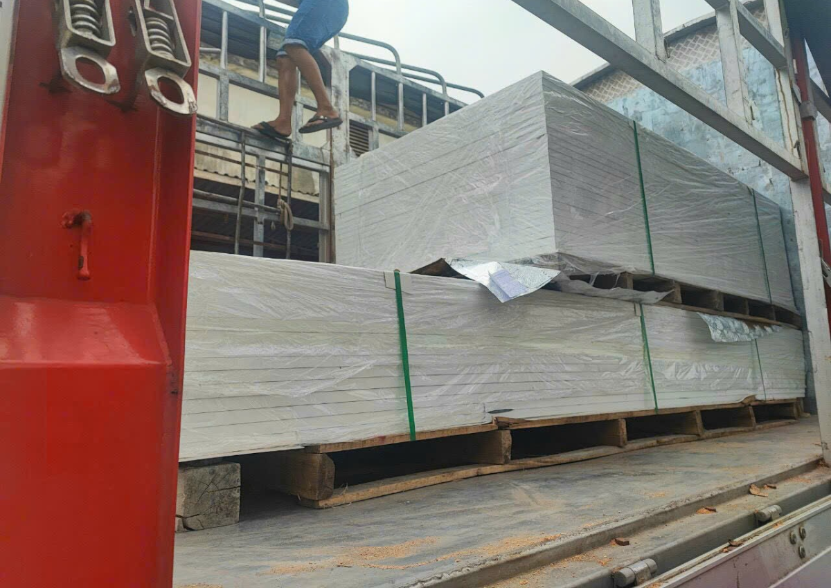 Tấm nhựa PP màu trắng Phát Lộc 7 Phát Lộc giao hàng tấm nhựa PP màu trắng số lượng lớn