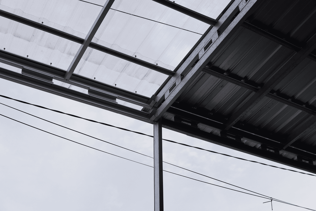 Thi công mái nhựa sẽ dễ hơn vì trọng lượng của ngói nhựa nhẹ hơn